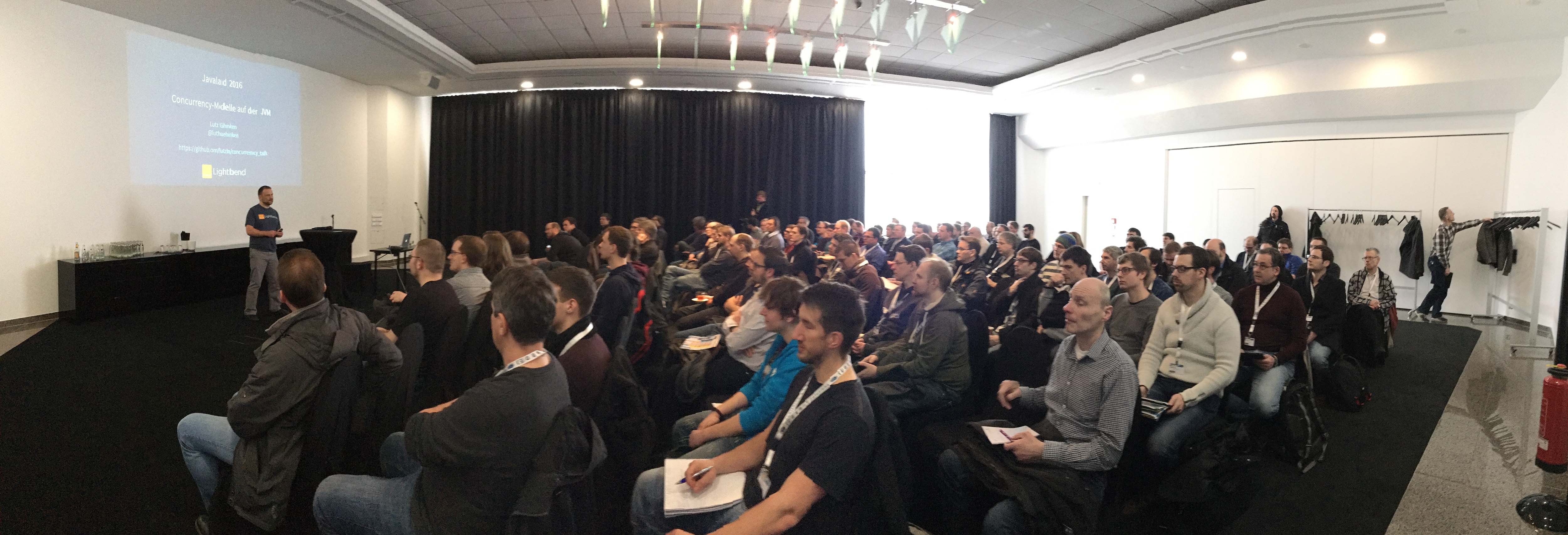 Lutz Hühnken speaking at JavaLand conference